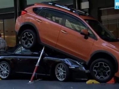 Nhân viên khách sạn lái xe Porsche của khách rúc gầm ôtô khác