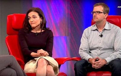 Sheryl Sandberg và Giám đốc công nghệ Facebook, Mike Schroepfer.