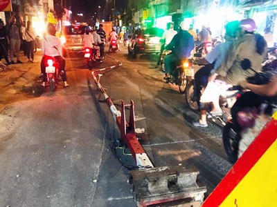 Barie bị ôtô tông văng ra ngoài. Ảnh: Tin Tin.