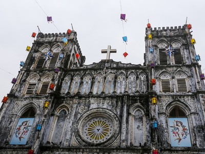 Nhà thờ trăm tuổi nơi giữ sách quốc ngữ đầu tiên