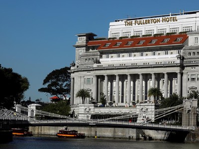 Khách sạn Fullerton nằm gần cửa sông Singapore, được thiết kế theo trường phái cổ điển. Ảnh: Reuters.