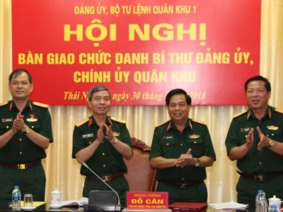 Trung tướng Đỗ Căn, Phó Chủ nhiệm Tổng cục Chính trị chứng kiến bàn giao chức danh Bí thư Đảng ủy, Chính ủy Quân khu giữa Trung tướng Nguyễn Sỹ Thăng và Thiếu tướng Trần Hồng Minh, Thiếu tướng Dương Đình Thông. Ảnh QK1.