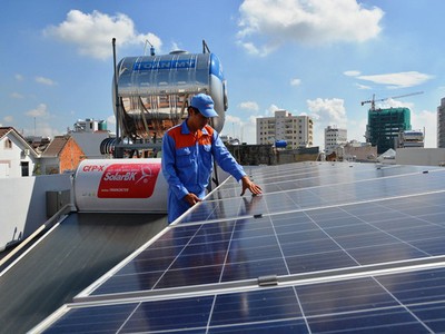 Nhiều người dân tại TPHCM đầu tư hàng trăm triệu đồng cho hệ thống điện năng lượng mặt trời tại gia đình để giảm tiền điện hàng tháng và sử dụng nguồn năng lượng tái tạo, thân thiện môi trường.