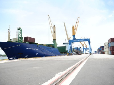 Cảng Chu Lai là đầu mối giao thông từ Khu KTM Chu Lai xuất nhập khẩu hàng hóa đi các nơi.