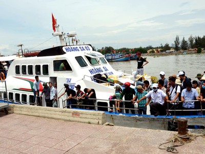 Tàu cao tốc đưa du khách từ đảo Lý Sơn sắp neo vào cảng Sa Kỳ. Ảnh: Phạm Linh.