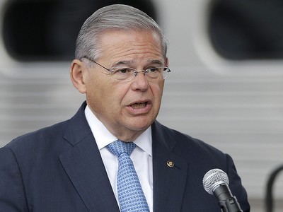 Thượng nghị sĩ Robert Menendez trong một bài phát biểu năm 2016. Ảnh: Politico.
