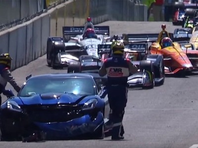 Người cầm lái chiếc Corvette ZR1 là Mark Reuss - phó chủ tịch GM, và ngồi ở ghế phụ là Mark Sandy - một lãnh đạo của IndyCar.