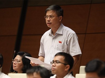 Theo đại biểu Nguyễn Sỹ Cương, 499 bãi trông giữ xe trái phép  tại Hà Nội chưa phải là con số cuối cùng, chưa kể, tiền trông giữ xe không biết chảy về đâu? Trong khi thực tế nhiều trường học được biến thành điểm trông giữ xe ngày và đêm”.