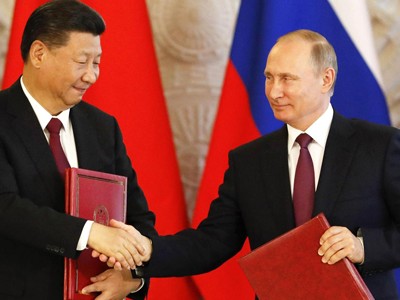 Putin và Tập Cận Bình bắt tay trong một lễ ký kết sau đàm phán hồi tháng 7/2017 tại Điện Kremlin. Ảnh: Reuters.