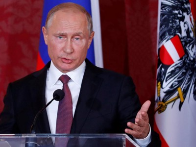 Tổng thống Nga Vladimir Putin trong một cuộc họp báo hôm 5/6. Ảnh: Reuters.