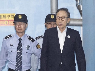 Cựu Tổng thống Lee Myung-bak được đưa tới tòa án Seoul hồi tháng 5 (Ảnh: Tân Hoa Xã).