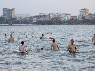 Người dân đổ ra Hồ Tây tắm mặc dù có biển cấm