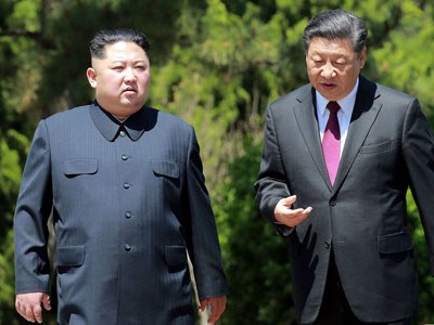 Kim Jong-un (trái) trò chuyện cùng Chủ tịch Tập Cận Bình tại Đại Liên, Trung Quốc hồi tháng trước. Ảnh: AFP.