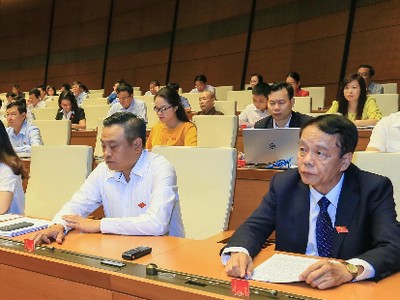 Ông Võ Trọng Việt (bìa phải), Chủ nhiệm Uỷ ban Quốc phòng An ninh, cơ quan thẩm tra dự án Luật An ninh mạng cùng các đại biểu tại phiên làm việc của Quốc hội sáng 12/6. Ảnh: Vnexpress