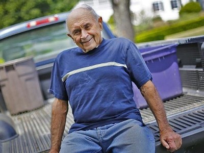 Ông Joe Elisii bên cạnh chiếc xe bán tải mà ông dùng để đựng chai nhựa, lon,... ông nhặt được mỗi ngày. (Nguồn: Greg Derr/The Patriot Ledger).