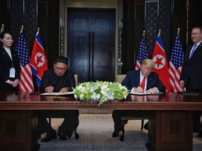 Trump và Kim Jong-un ký thỏa thuận. Ảnh: AFP.
