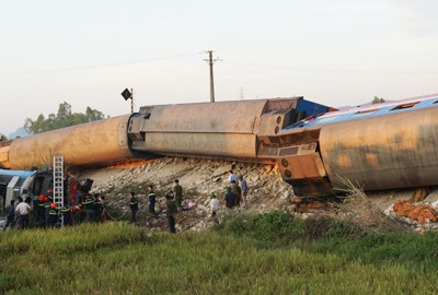 Hiện trường tàu SE19 tông xe ben khiến nhiều toa bị lật ở Thanh Hóa. Ảnh: Lê Hoàng.