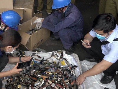 Hàng lậu bị bắt trong nửa năm qua được cho có giá 20 tỷ đồng. Ảnh: Sơn Hòa.