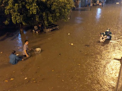 Đường Nguyễn Hữu Cảnh bị ngập sâu sau trận mưa lớn đêm 1/6. Ảnh: Duy Trần.