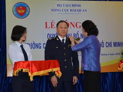 Bà Vũ Thị Mai, Thứ trưởng Bộ Tài chính đã đến dự và trao quyết định cho ông Đinh Ngọc Thắng.