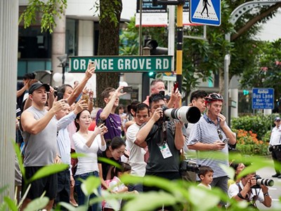 Các phóng viên và người dân tập trung bên đường chờ đoàn xe hộ tống Kim Jong-un đi qua hôm 10/6 tại Singapore. Ảnh: Straits Times.