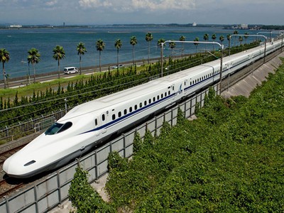 Tàu Shinkansen của Nhật vận hành tốc độ 300 km/h. Ảnh: Hitravel.