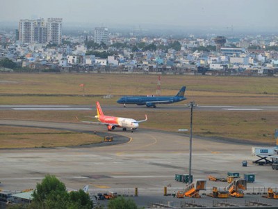 Sân bay Tân Sơn Nhất luôn có lưu lượng hành khách lớn. Ảnh: Xuân Hoa. 