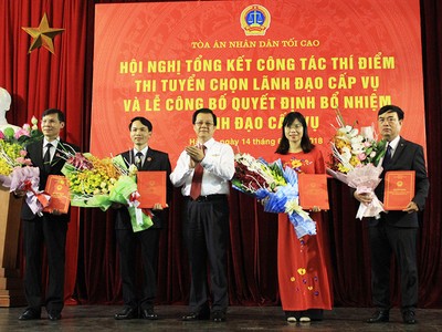 Bốn người trúng tuyển được bổ nhiệm làm lãnh đạo cấp Vụ ở TANDTC (Ảnh: Trần Thanh).