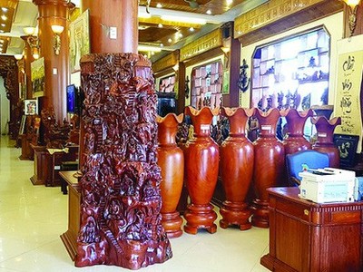 Bên trong một cơ sở sản xuất đồ gỗ ở Đồng Kỵ.