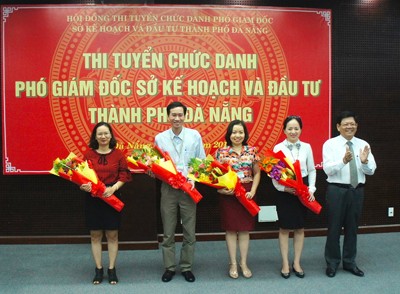 Lãnh đạo TP. Đà Nẵng chúc mừng bốn ứng viên dự thi. Ảnh: VGP/Minh Trang.