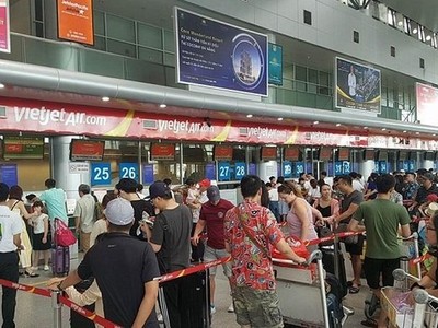 Hành khách bị cấm bay vì ném điện thoại vào mặt nhân viên hàng không