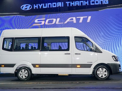 Hyundai Solati có kích thước nổi trội trong phân khúc, tổng thể dài x rộng x cao tương ứng là 6.195mm x 2.038mm x 2.760 mm.
