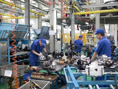 Công nhân lắp ráp xe hơi của một nhà máy ở Thâm Quyến, Trung Quốc. Ảnh: AFP.