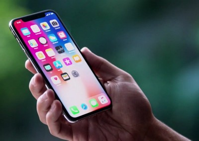 Màn hình OLED thường có độ tương phản cao hơn so với màn hình LCD vì chúng không cần đèn nền, một lợi thế khi người dùng xem phim.