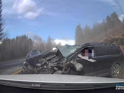 Đâm trực diện xe tải ở tốc độ cao, tài xế xe con lành lặn khó tin