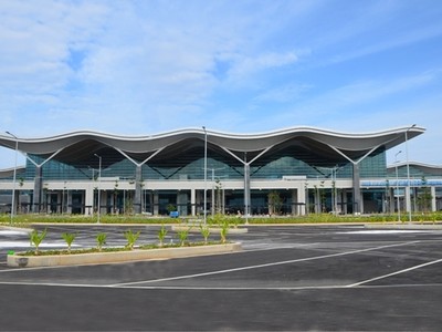 Các công trình phụ trợ bên ngoài nhà ga đang gấp rút hoàn thiện.