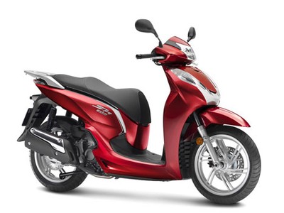 SH300i mới có hai phiên bản: tiêu chuẩn (trắng-đen hoặc đỏ-đen) và thể thao (xám-đen).