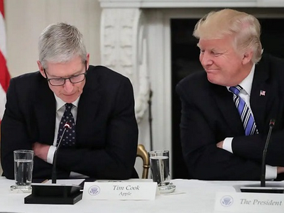 Tim Cook (bên trái) đã có cuộc gặp với Tổng thống Mỹ (bên phải) tháng trước.
