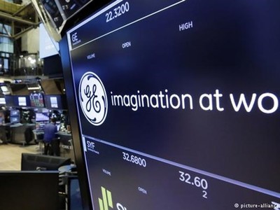 Bảng thông báo niêm yết cổ phiếu General Electric ở sàn chứng khoán New York. (Nguồn: DW).