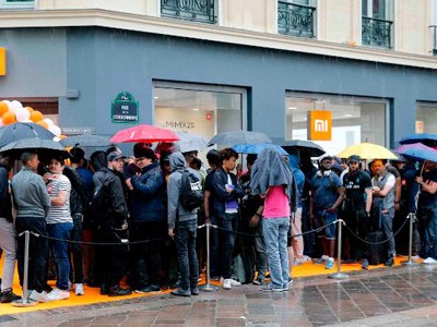 Khách hàng xếp hàng trước giờ khai trương tại cửa hàng Xiaomi ở Paris (Pháp) tháng trước. Ảnh:CNN.