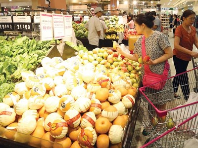 Thông tin về hội nhập luôn là mảng đề tài ưu tiên của báo chí. Trong ảnh: Hoa quả nhập khẩu bán tại siêu thị Việt Nam.