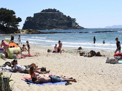 Khu nghỉ dưỡng Fort Bregancon nằm biệt lập giữa biển nhưng cách một bãi tắm công cộng không quá xa. Ảnh: AFP.