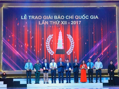 Chủ tịch nước Trần Đại Quang và Thường trực Ban Bí thư Trần Quốc Vượng trao giải cho các tác giả đạt Giải A (Ảnh: Chí Cường).