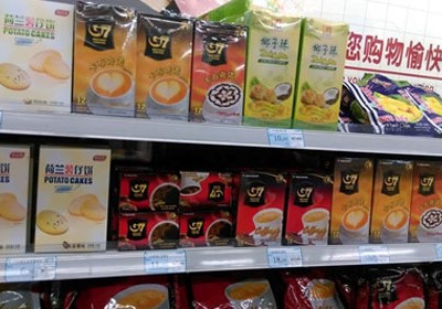 Nhãn hiệu cà phê hòa tan G7 trên kệ một siêu thị nước ngoài.