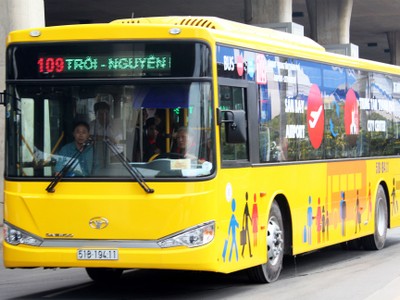 TP HCM hiện có 5 tuyến buýt có lộ trình đi qua Tân Sơn Nhất. Ảnh: Hữu Nguyên.