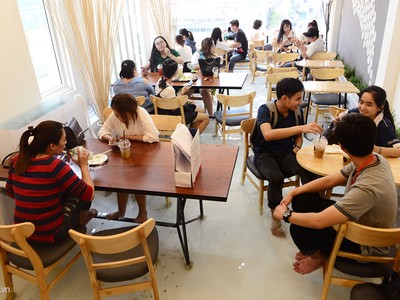 Quán cà phê đầu tiên cho khách ngồi trong bể cá ở Sài Gòn