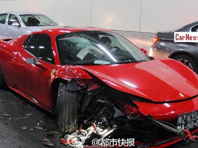 Nữ tài xế đâm nát siêu xe Ferrari đi thuê