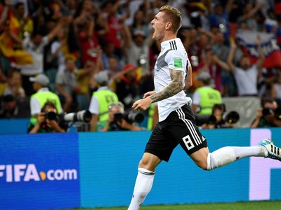 Kroos khiến tất cả vỡ òa với bàn thắng tuyệt đẹp ở những giây cuối cùng.