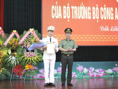 Đại tá Vũ Hồng Văn (trái) được bổ nhiệm chức vụ Giám đốc Công an tỉnh Đắk Lắk.
