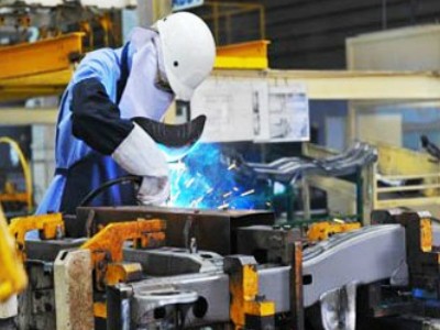 Sản xuất trong dây chuyền lắp ráp của một doanh nghiệp nước ngoài. Ảnh: AP.